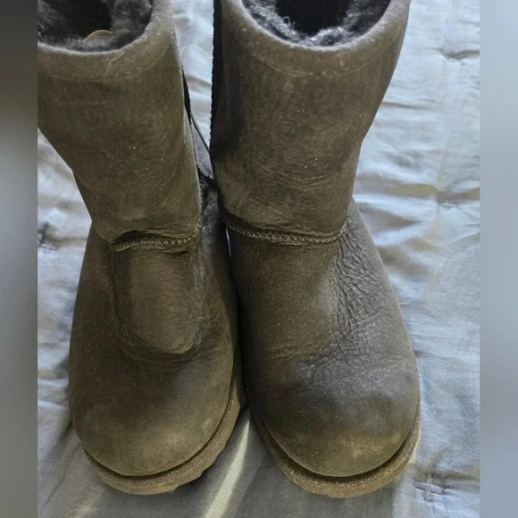 Ugg | Short Black Uggs Sz 3 - Picture 5 of 6